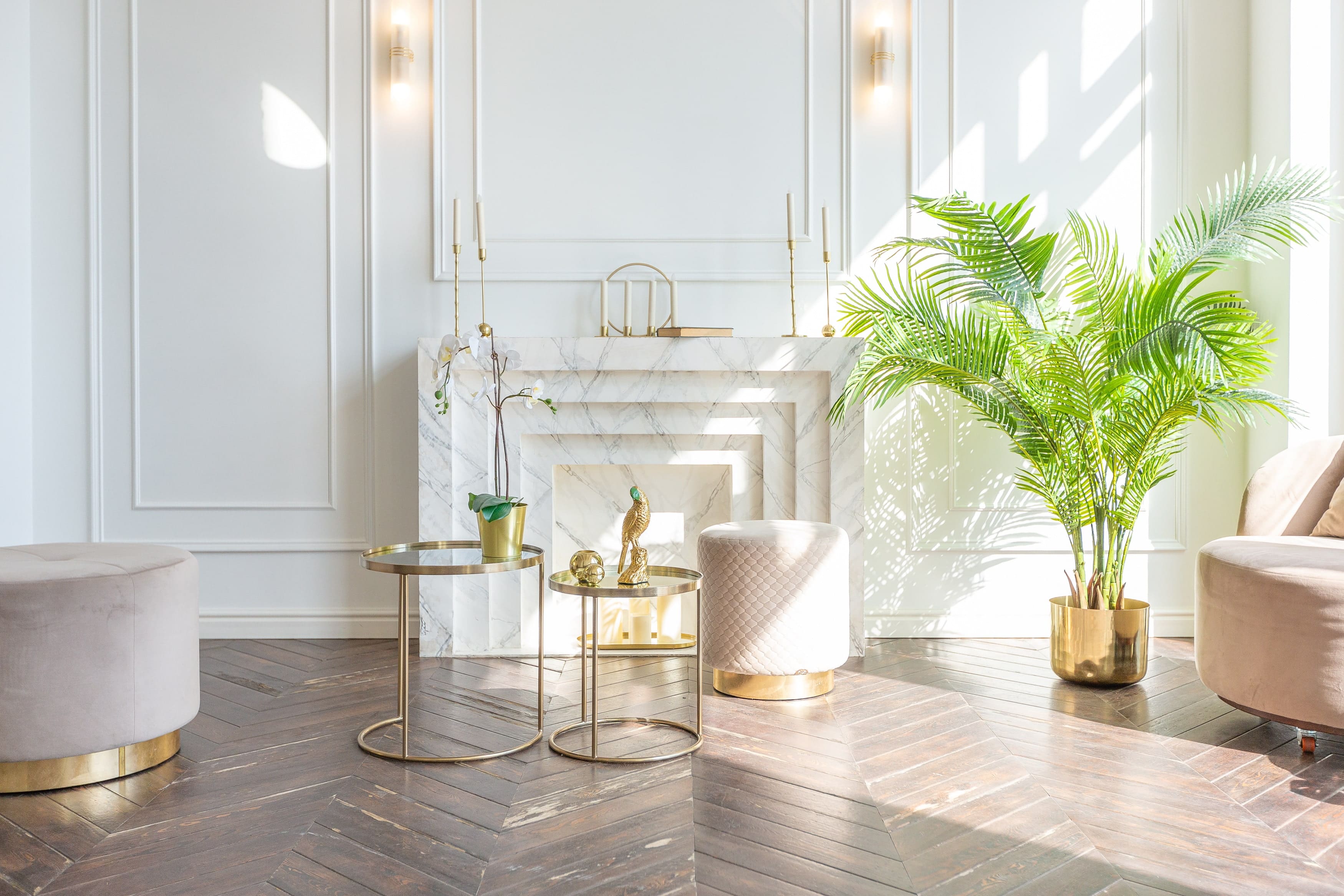 Salon parisien de prestige avec cheminée en marbre, parquet ancien et décoration raffinée