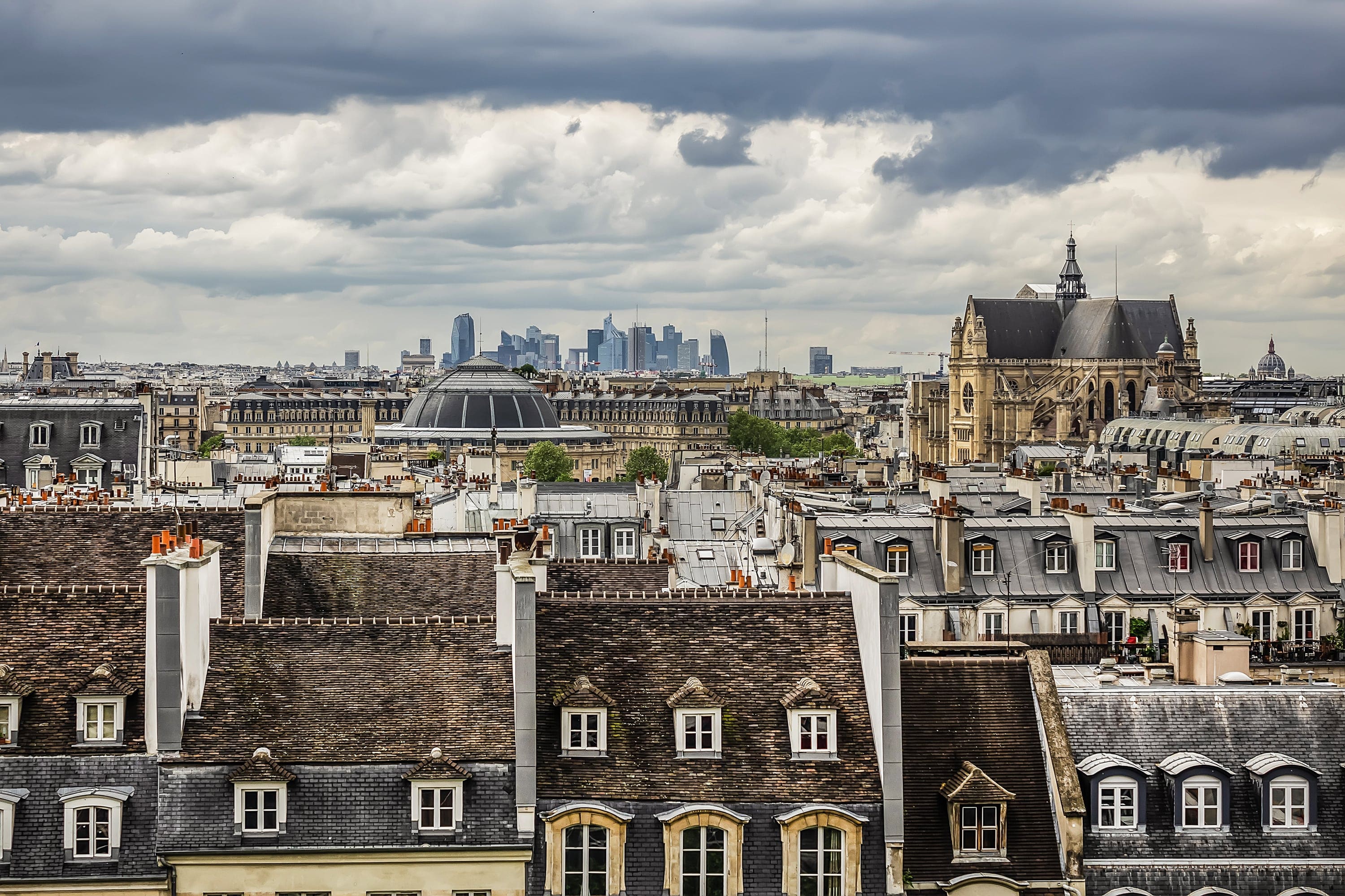 Vue panoramique sur les toits de Paris avec La Défense en arrière-plan