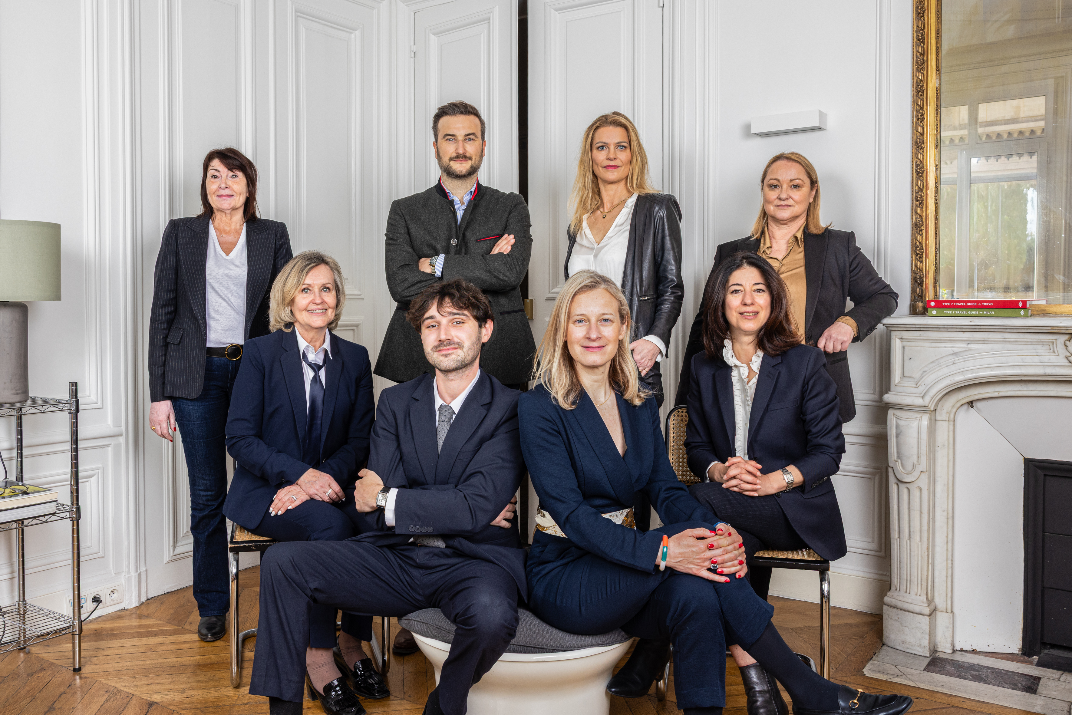 Équipe d’experts en immobilier haut de gamme à Paris, réunie dans un bureau élégant